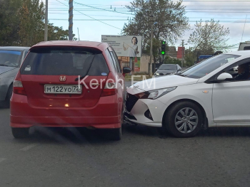 Новости » Криминал и ЧП: Утро в Керчи началось с аварии