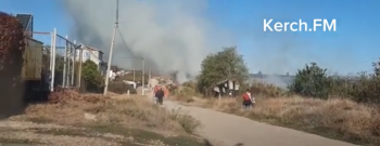 Новости » Общество: На Промбазе у жилых домов горела сухая трава