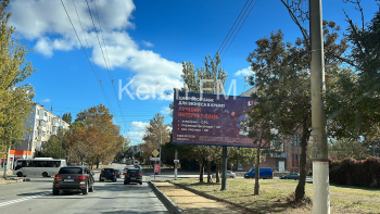 До властей Керчи не достучаться: билборд закрывающий светофор не могут демонтировать уже год