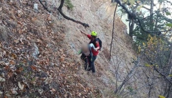 Новости » Общество: Спасатели эвакуировали девушку с крутого горного склона в Крыму