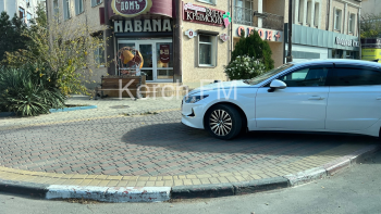 Новости » Общество: Очередной автохам: керчане пожаловались на парковку некоторых водителей в Керчи на тротуаре
