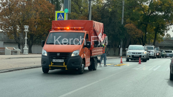 Новости » Общество: В Керчи продолжают наносить разметку «пешеходный переход»