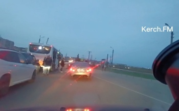 На Нижнем Солнечном столкнулись два автомобиля и автобус