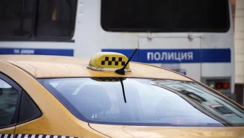 В Крыму таксист признался в краже денег из поломанного авто пассажиров