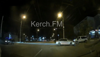 Новости » Криминал и ЧП: На Ворошиловском кольце столкнулись несколько машин (видео момент аварии)