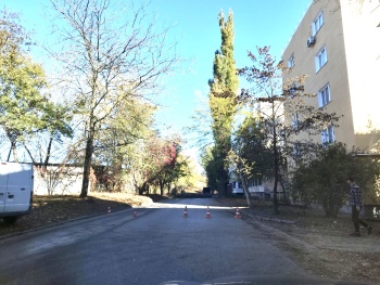 Новости » Общество: Улицу Льва Толстого в Керчи перекрыли из-за обрезки деревьев