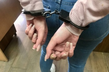 Керчанку задержали по обвинению в ограблении малолетнего ребенка