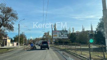 Новости » Общество: На Вокзальном шоссе в Керчи поставили новый временный светофор