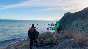 Новости » Общество: В юго-восточном Крыму на скале Арбуз травмировался турист
