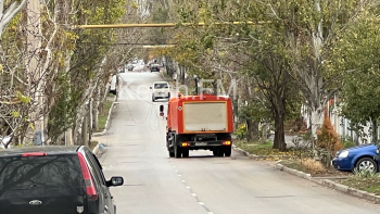 Новости » Общество: Кабель завис над дорогой в Керчи, высокие авто не могут проехать