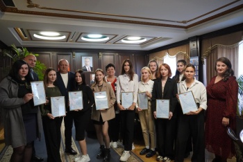 Новости » Общество: В Керчи поздравили молодых специалистов