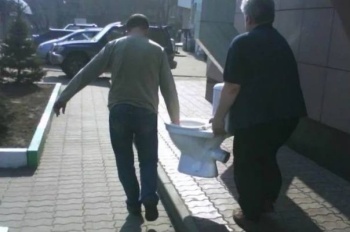 Новости » Криминал и ЧП: В Крыму мужчине за кражу унитаза из нежилой квартиры грозит 5 лет лишения свободы