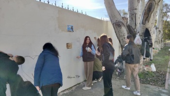 Новости » Общество: Керченская молодежь расписывает забор заброшенного летнего театра Набережной