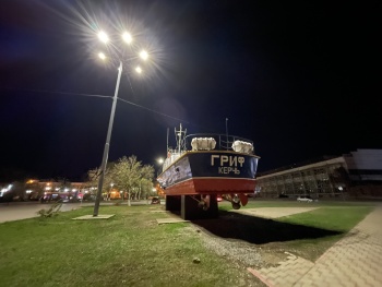 Новости » Криминал и ЧП: Никто не знает почему бросили памятник на морвокзале в Керчи