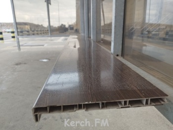 Новости » Общество: Говорила мама «не сиди на подоконнике»: скамейки на жд станции в Керчи