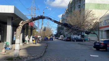 Новости » Общество: Крымский ветер выходного дня согнул в Симферополе бетонный столб