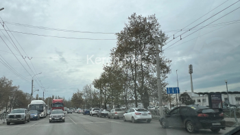 Новости » Общество: На Вокзальном шоссе в Керчи образовался очередной затор