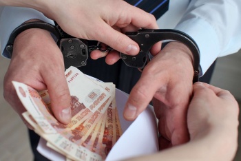 Новости » Криминал и ЧП: Экс-чиновников в Крыму осудят за взятки в 450 тыс руб от нелегальных торговцев