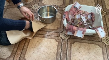 Новости » Криминал и ЧП: Сотрудник госстройнадзора пытался при задержании уничтожить взятку в 2 млн руб