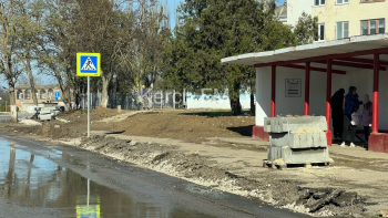 Новости » Общество: На ул. Орджоникидзе не могут оградить опасную траншею на дороге
