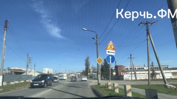 На перекрестке Буденного -ШГС в Керчи висят нелепые знаки