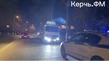 Новости » Криминал и ЧП: Лопнувшее колесо Мерседеса стало причиной тройной аварии в Керчи