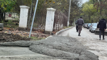 На Клинковского рабочие вылили цемент прямо на дорогу
