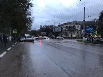 В Керчи разыскивают водителя синего микроавтобуса, сбившего ребёнка на пешеходе