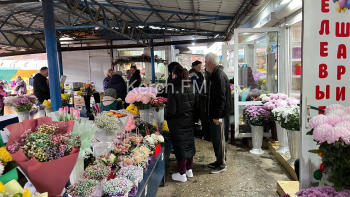 Новости » Общество: Керчане скупают цветы в День матери