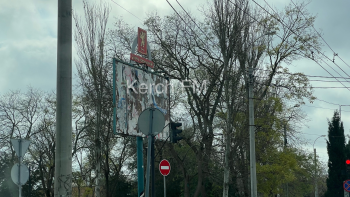 Новости » Общество: В Керчи мусор с билбордов разлетается по дорогам