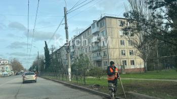 Новости » Общество: Коммунальщики Керчи борются с грязью на улице Свердлова