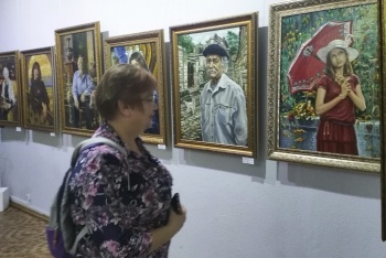 Новости » Общество: В Керчи открылась выставка художника Валентина Полюшкина
