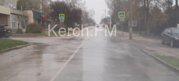 Новости » Общество: На Кирова два дня дорогу затапливает водой