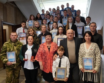 Новости » Общество: В Керчи поздравили добровольцев и вручил им городские награды