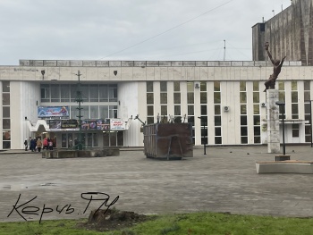 Новости » Общество: Керчане собирают елку на площади перед ДК Корабел
