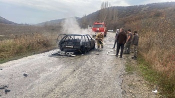 Новости » Криминал и ЧП: На трассе в Крыму сгорела легковушка