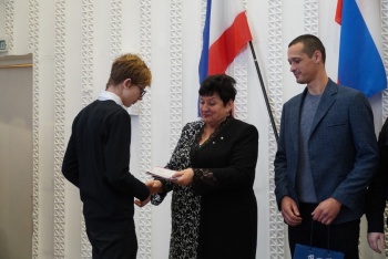 Новости » Общество: Юным керчанам в День Конституции РФ вручили паспорта