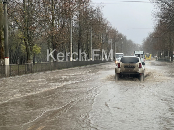 Новости » Общество: Из-за сильного дождя начало подтапливать центральные дороги Керчи