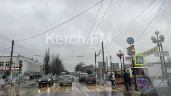 Новости » Общество: На автовокзале в Керчи сломался светофор