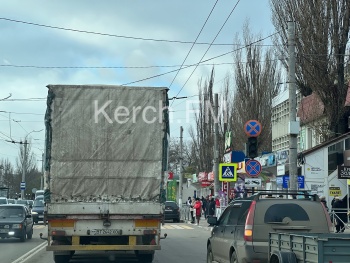 Новости » Общество: Керчане боятся, что из-за неисправного одного из светофоров на автовокзале может произойти авария