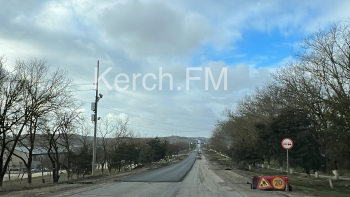 Новости » Общество: На выезде из Керчи заасфальтировали одну полосу дороги