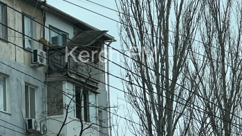 Новости » Общество: Часть балкона на Свердлова может упасть на прохожих