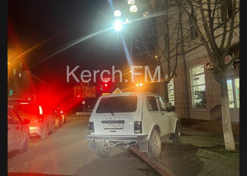 Новости » Общество: Керчане жалуются на парковку автомобилей перед светофором на улице Карла Маркса