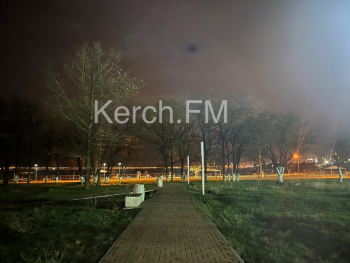 В Комсомольском парке Керчи частично не работает освещение