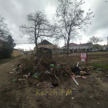 На перекрестке Гагарина Краснофлотская в Керчи устроили мусорную свалку