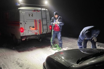 Спасатели трижды за ночь вытаскивали из снега крымчан на автомобилях