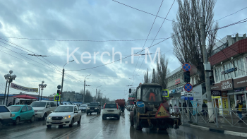 Новости » Общество: Светофор на автовокзале Керчи так и не починили