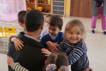 В детский дом Керчи привезли сладкие подарки малышам под елочку