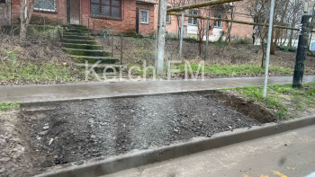 Новости » Общество: Керчане просят заасфальтировать тротуар около пешеходного перехода на Комарова