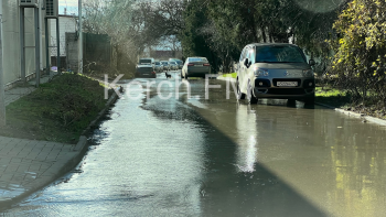 Очередной порыв: водой затапливает несколько улиц в Керчи